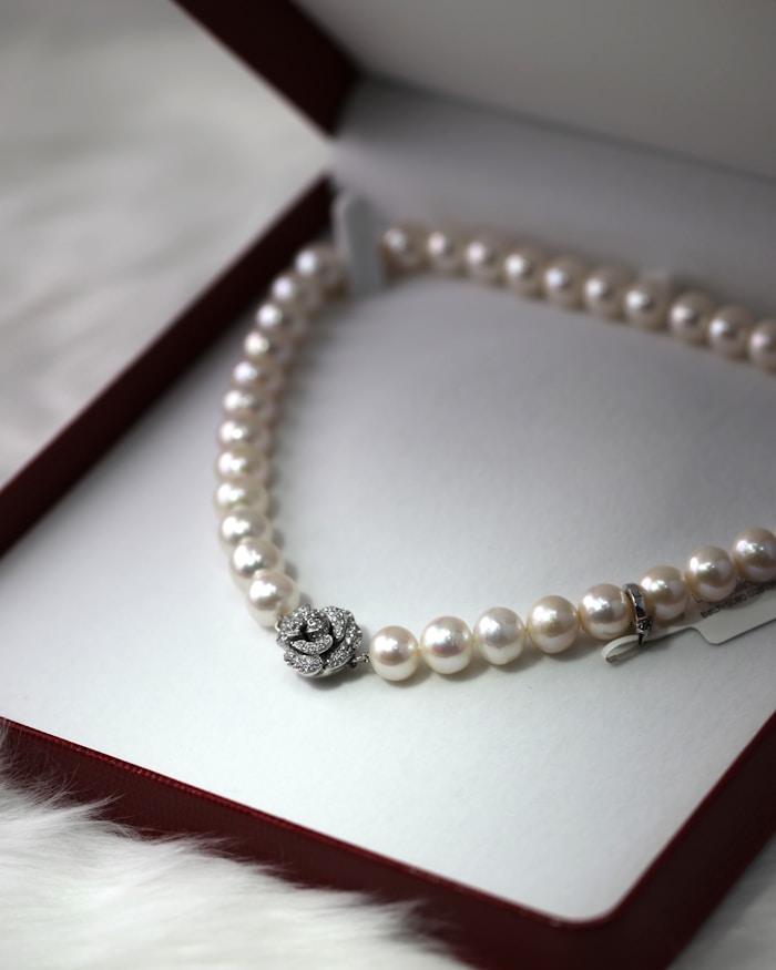 Gold jewellery craftsmanship at Kumud Gems and Jewels